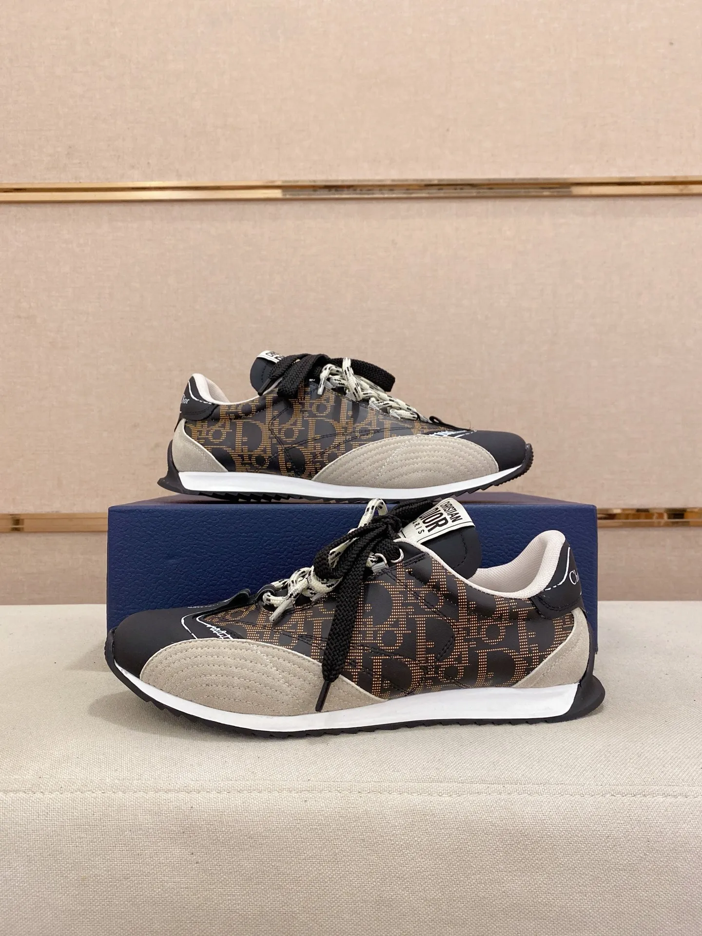 Men's shoes💰: 500💰Couple style💏 [Dior·Dior] New casual sports style men's shoes, new spring and summer design, perfect workmanship, lace-up lazy style to create wardrobe quality, upper: imported first-layer cowhide, mesh breathable lining soft and comfortable, ultra-light TPU wear-resistant outsole, simple, versatile fashion men's shoes, excellent color code number 35--44. (45,46 customized items are not returnable or exchangeable)